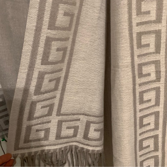 Oversized G monogram reversable oversized scarf shawl - Picture 5 of 9